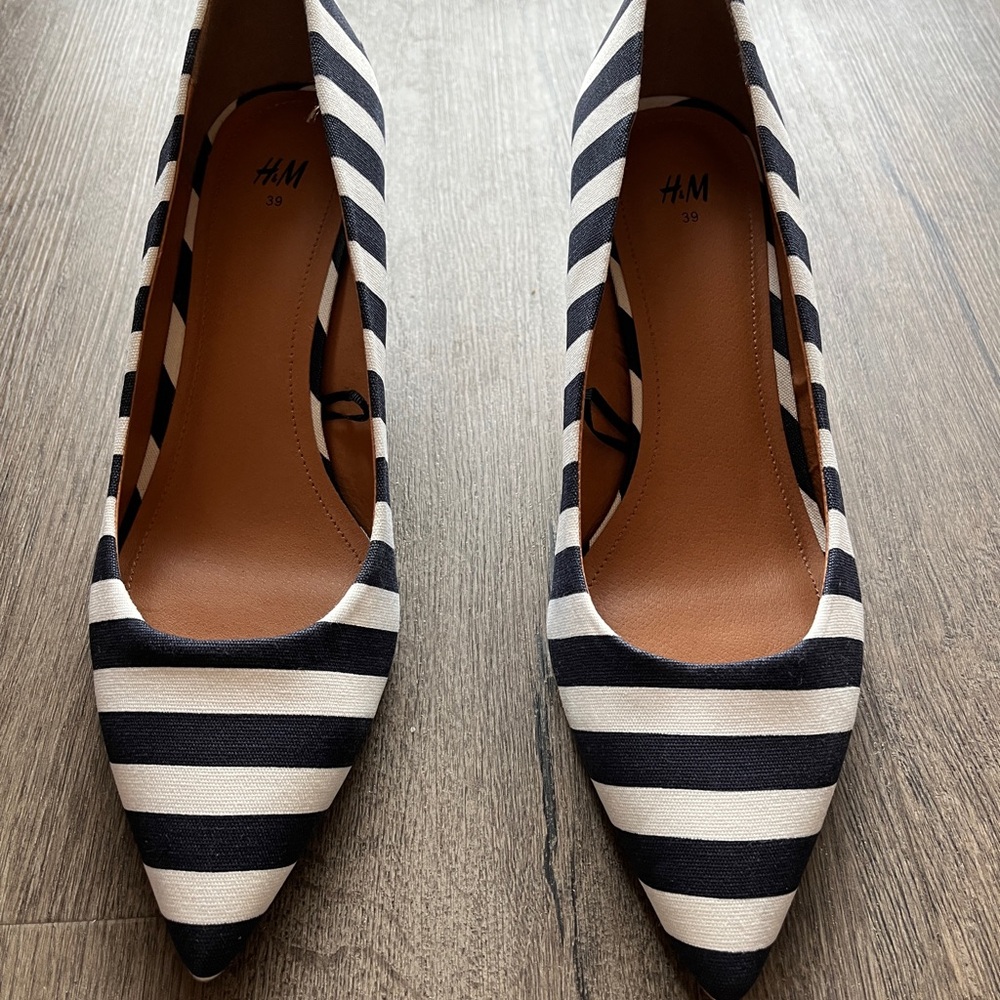 H&M Black and White Striped Women's Shoes (size 39). Like new.